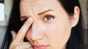 אישה עם קמטי דאגה במצח (ShutterStock)