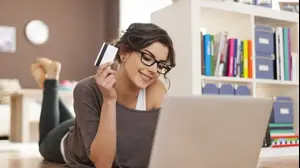 אישה עושה שופינג אונליין (ShutterStock)