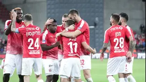 שחקני הפועל באר שבע חוגגים (דני מרון)