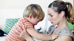 אמא מנחמת ילד בוכה וכועס (ShutterStock)