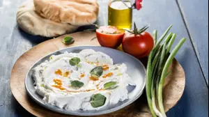 לבנה הום מייד ( , אלון מסיקה)