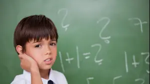 ילד עם לוח מתמטיקה מאחורי (ShutterStock)