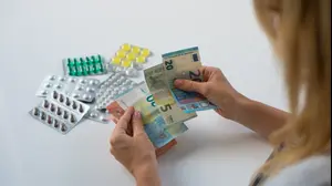 תרופות וכסף (ShutterStock)