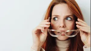 הסרת משקפיים (ShutterStock)