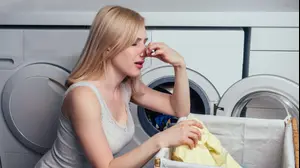 אשה עם כביסה מסריחה (ShutterStock)