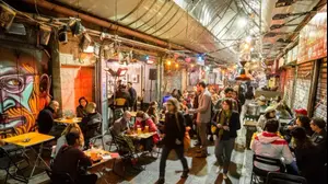 צעירים מבלים בשוק מחנה יהודה, ירושלים. ShutterStock