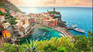הכפר ורנאצה (Vernazza), צ'ינקווה טרה, איטליה. ShutterStock
