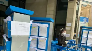 מילוי טפסים לדמי אבטלה עקב חל"ת בביטול הלאומי בחיפה, 18 במרץ 2020. יואב איתיאל