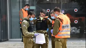 חיילי פקוד העורף בחלוקת מזון בבני ברק, 31 במרץ 2020 (ראובן קסטרו)