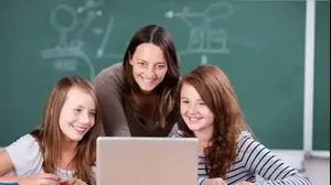 מורה ותלמידות (ShutterStock)