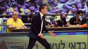 יאניס ספרופולוס מאמן מכבי תל אביב (ברני ארדוב)