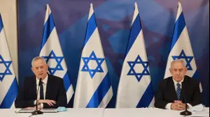 ראש הממשלה בנימין נתניה ושר הביטחון בני גנץ ובהצהרה לתקשורת, בקריה בתל אביב, 27 ביולי 2020 (אתר רשמי , טל שחר)