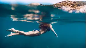 אשה שוחה בבריכה (ShutterStock)