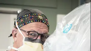 פרופ' אייל גור, מנהל מחלקת כירורגיה פלסטית במרכז רפואי ת"א