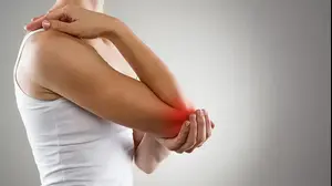 אישה הסובלת מגאוט במרפק היד (ShutterStock)