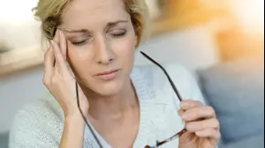 אישה עם כאב ראש (ShutterStock)