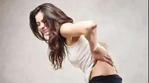 אישה עם כאבי גב (ShutterStock)