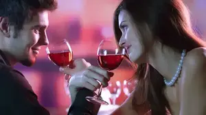 זוג שותה יין (ShutterStock)