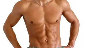 גבר עירום חלק מחזיק מגבת ירוקה ללא פנים (ShutterStock)