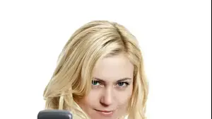 בחורה מחזיקה סלולרי (ShutterStock)