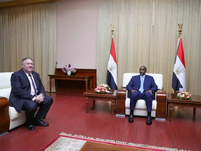 שר החוץ האמריקני מייק פומפאו עם יו"ר מועצת הריבונות הסודאנית עבד אל-פתאח אל-בורהאן, חרטום סודאן, 25 באוגוסט 2020
