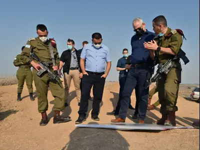 שר הביטחון, בני גנץ, ביקר  באוגדת עזה, עם השר לנושאים אזרחיים וחברתיים במשרד הביטחון מיכאל ביטון, מפקד פיקוד הדרום, אלוף הרצי הלוי ומפקד אוגדת עזה, תא"ל נמרוד אלוני, 16 בספטמבר 2020