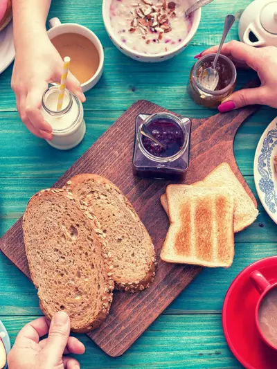 ארוחת בוקר שכוללת לחם, דגנים וביצים