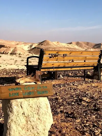 ספסל מנעולי האוהבים צוקים