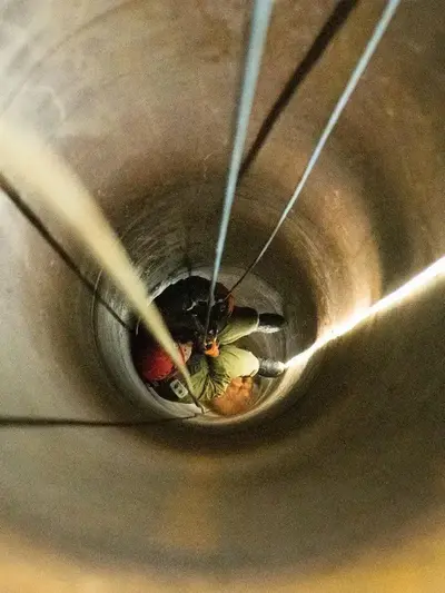 הרמטכ"ל גדי איזנקוט משתלשל לתוך אחת משש מנהרות חיזבאללה שנחשפו במהלך מבצע "מגן צפוני"