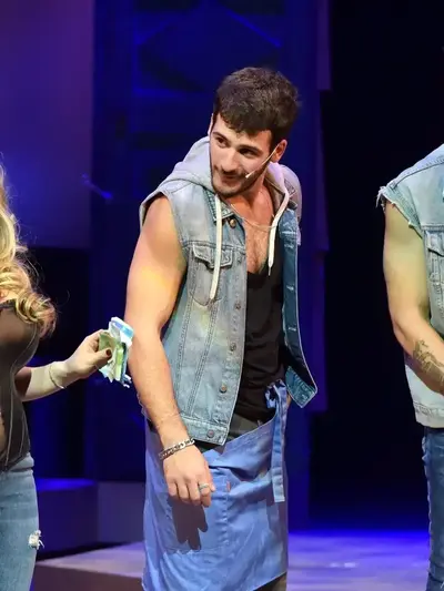 זה אני הקאמרי מחזמר משירי אייל גולן