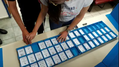 מצביעים עיוורים נעזרים בקלפי, 9 באפריל 2019. רויטרס מצביעים עיוורים נעזרים בקלפי, 9 באפריל 2019. רויטרס