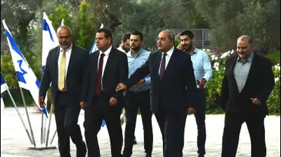 איימן עודה, אחמד טיבי וחברה הרשימה המשותפת מגיעים לבית הנשיא, 22 בספטמבר 2019. ראובן קסטרו איימן עודה, אחמד טיבי וחברה הרשימה המשותפת מגיעים לבית הנשיא, 22 בספטמבר 2019. ראובן קסטרו