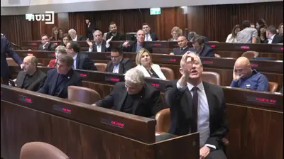 עימות במליאה: ח"כ זוהר פנה לגנץ ושאל "כמה כסף לקחת באמצעות
המימד החמישי?". גנץ ענה: "לא הרווחתי שקל, תפסיק לשקר". ערוץ הכנסת עימות במליאה: ח"כ זוהר פנה לגנץ ושאל "כמה כסף לקחת באמצעות
המימד החמישי?". גנץ ענה: "לא הרווחתי שקל, תפסיק לשקר". ערוץ הכנסת