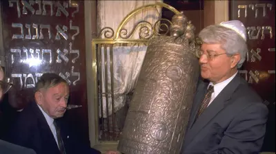 Министр иностранных дел Израиля Давид Леви в синагоге Александрии, 1996 год