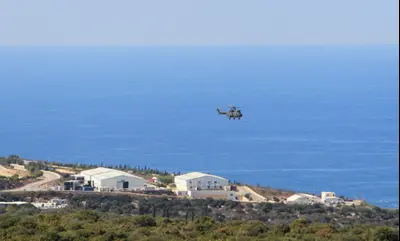 Un hélicoptère survole une base de l'ONU à Nakura, au Liban, le 14 octobre