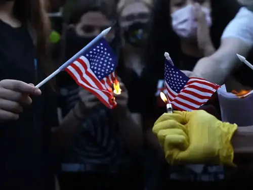 Демонстранты Black Lives Matter сжигают флаги США Демонстранты Black Lives Matter сжигают флаги США