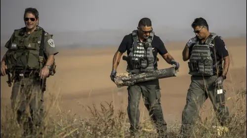 שוטרים מפנים נפל של רקטה בגבול רצועת עזה, 13 בנובמבר 2019