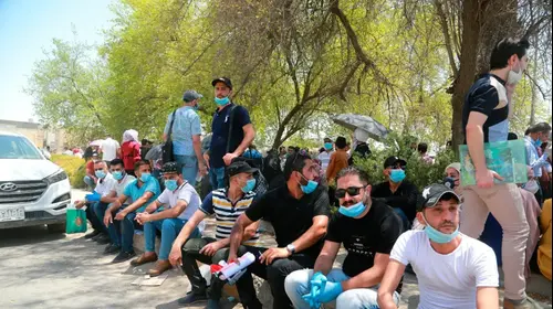 בוגרי אקדמיה מובטלים מפגינים מול משרד הנפט של עיראק בבגדאד, 20 ביולי 2020 (AP)