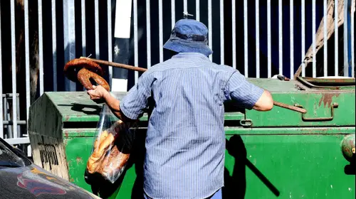 אדם מחטט בפח, ראשון לציון, 26 באוקטובר 2020. ראובן קסטרו