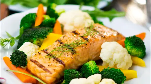 Брокколи и лосось. ShutterStock Брокколи и лосось. ShutterStock