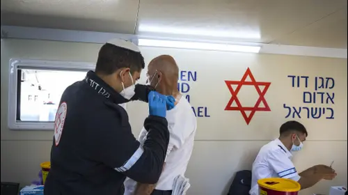 חיסון לקורונה, מתחם מד"א בעיר העתיקה, ירושלים,26 בפברואר 2021. אוליבייה פיטוסי, פלאש 90