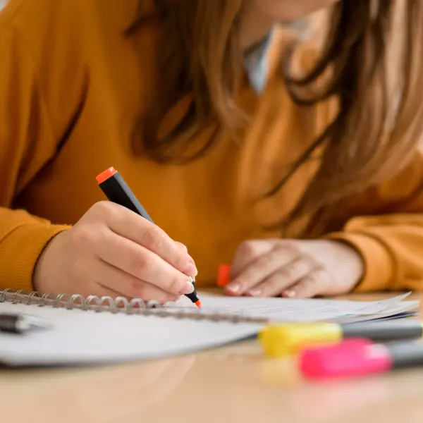 סטודנטית לומדת למבחן. ShutterStock