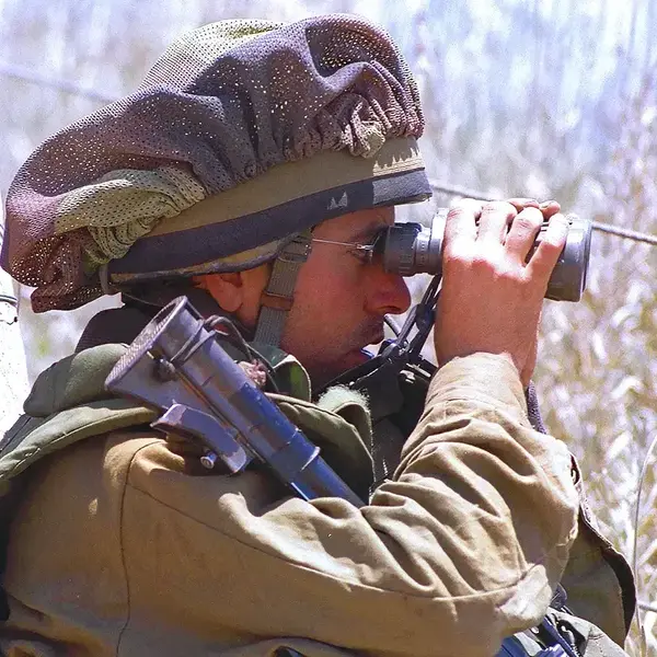 חייל צה"ל משקיף במשקפת על שטח דרום לבנון, מאי 2000. משה מילנר, לשכת העיתונות הממשלתית