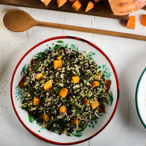 סלט בורגול ועדשים. צילום: אלון מסיקה, סטיילינג: יעל מגן, 