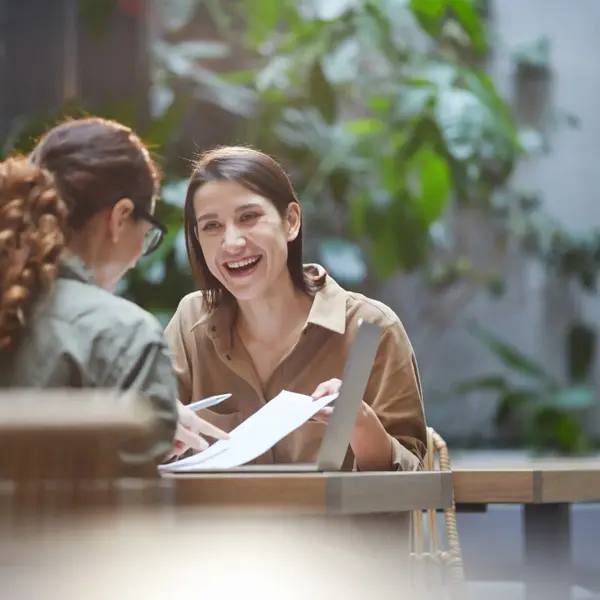 צעירים בפגישה. ShutterStock