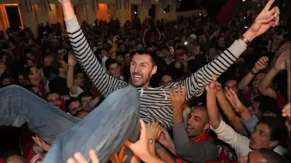 טוני גפני עם אוהדי הפועל ירושלים טוני גפני עם אוהדי הפועל ירושלים