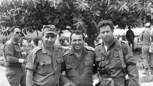מימין: יוסי בן חנן, מאיר דגן וחיים נאדל. יוני 1982 מימין: יוסי בן חנן, מאיר דגן וחיים נאדל. יוני 1982