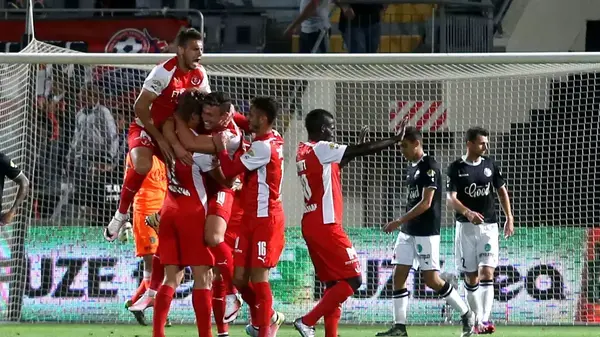 שחקני הפועל תל אביב חוגגים שחקני הפועל תל אביב חוגגים
