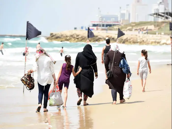 פלסטינים בחוף הים, תל אביב, 2 ביולי 2015 (ראובן קסטרו)