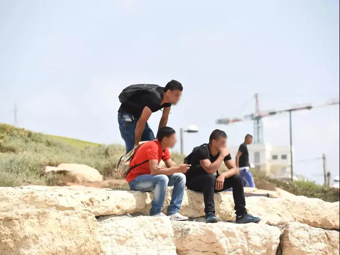 פלסטינים בחוף הים, תל אביב, 2 ביולי 2015 (ראובן קסטרו)